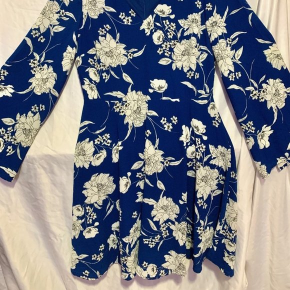 Studio B by Bobeau Long Sleeve Deep Blue Floral Dress - Size Medium - Picture 2 of 4